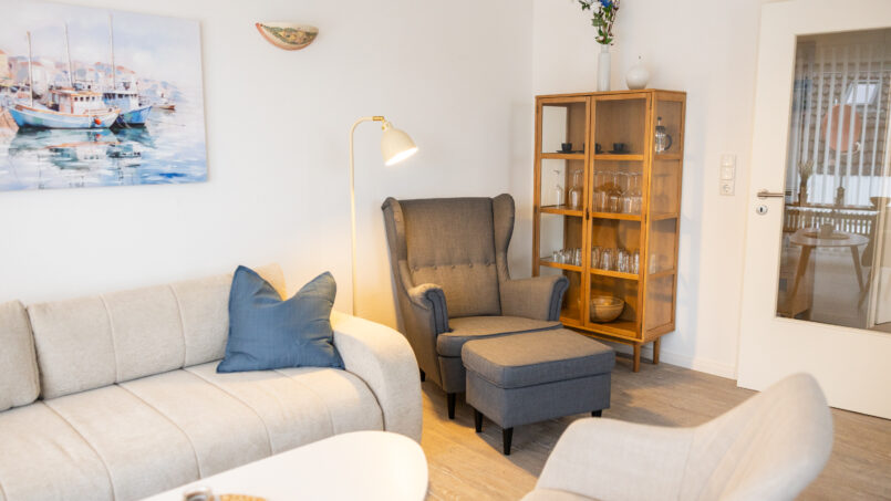 ferienwohnung-buesum-deichblick-butze-sessel.jpg