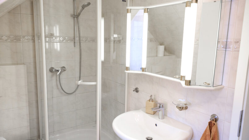 ferienwohnung-buesum-deichblick-butze-badezimmer.jpg