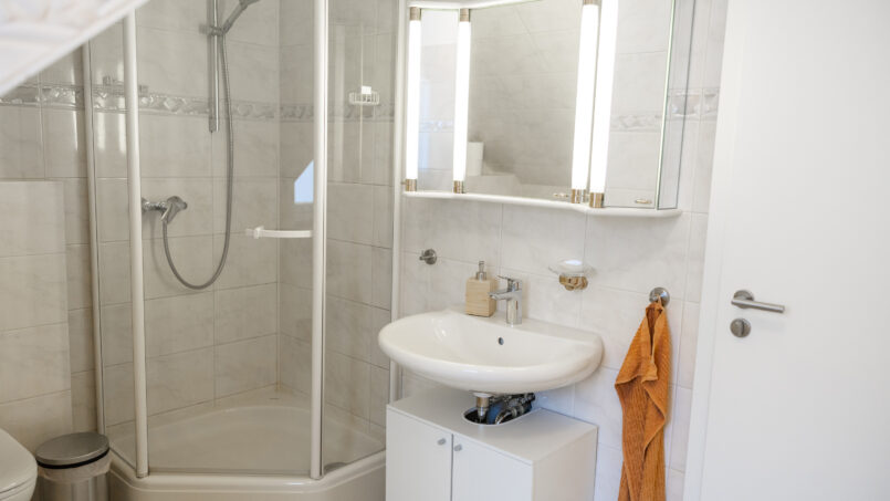 ferienwohnung-buesum-deichblick-butze-badezimmer.jpg